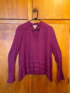 Sun & Shadow Womens V-Neck Long Sleeve Blouse in Deep Plum